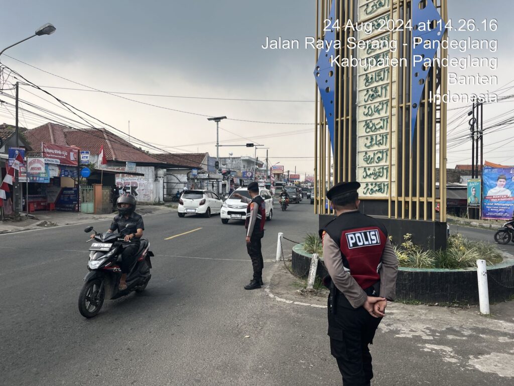 Sat Samapta Polres Pandeglang Berikan Pelayanan Prima dalam Pengaturan Lalu Lintas di Pertigaan Cigadung 7 WhatsApp Image 2024 08 24 at 16.55.51