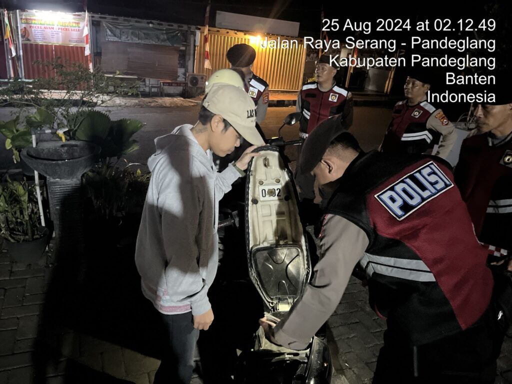 Sat Samapta Polres Pandeglang Gelar Patroli Malam dan Cek Bawaan Jok Motor untuk Cegah Tawuran Remaja 10 WhatsApp Image 2024 08 25 at 05.20.38