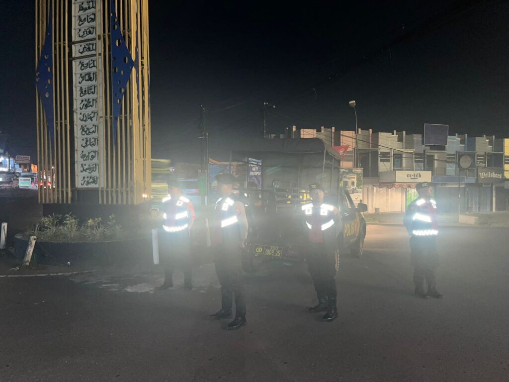 Sat Samapta Polres Pandeglang Laksanakan Patroli Malam di Pertigaan Cigadung untuk Cegah Tindak Kriminal 4 WhatsApp Image 2024 08 25 at 05.21.12