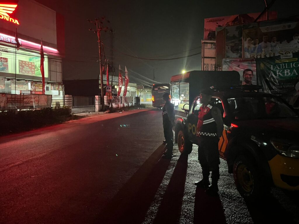 Sat Samapta Polres Pandeglang Gelar Strong Point Malam Hari di Persimpangan Cipacung 2 WhatsApp Image 2024 08 25 at 05.21.13