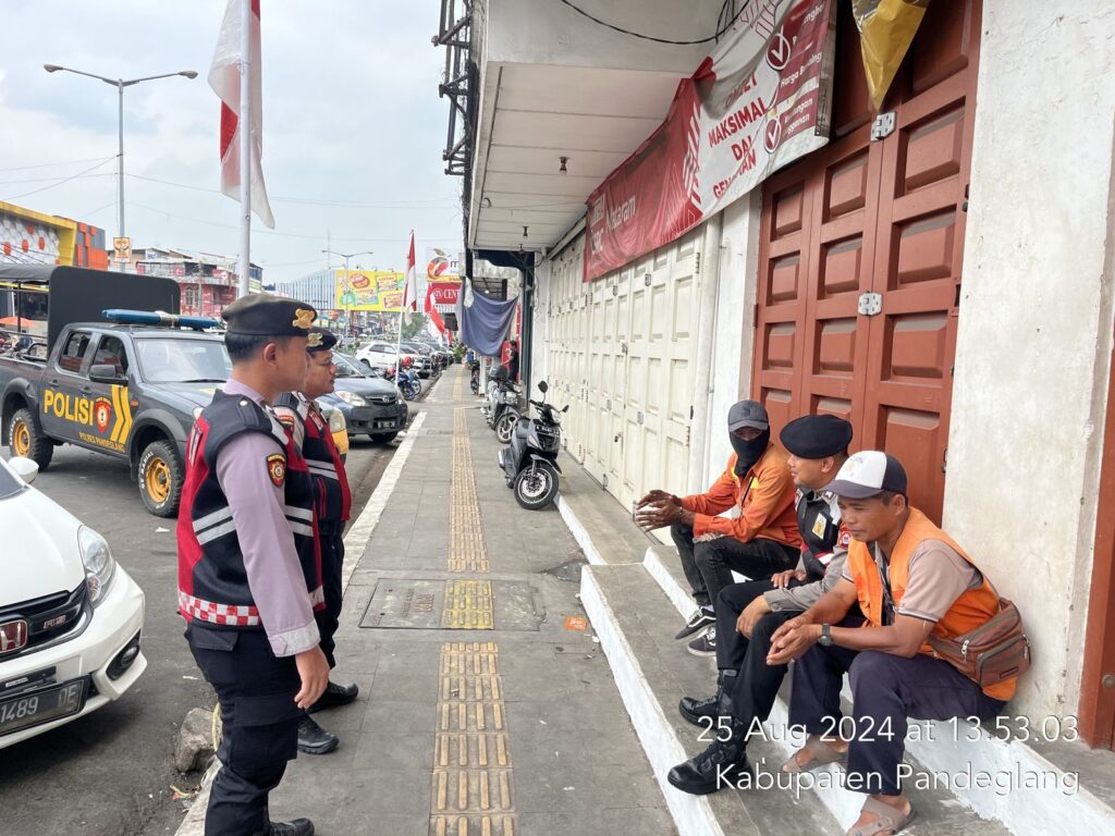 Sat Samapta Polres Pandeglang Edukasi Juru Parkir di Pasar Badak untuk Cegah Kemacetan 9 WhatsApp Image 2024 08 25 at 17.14.25
