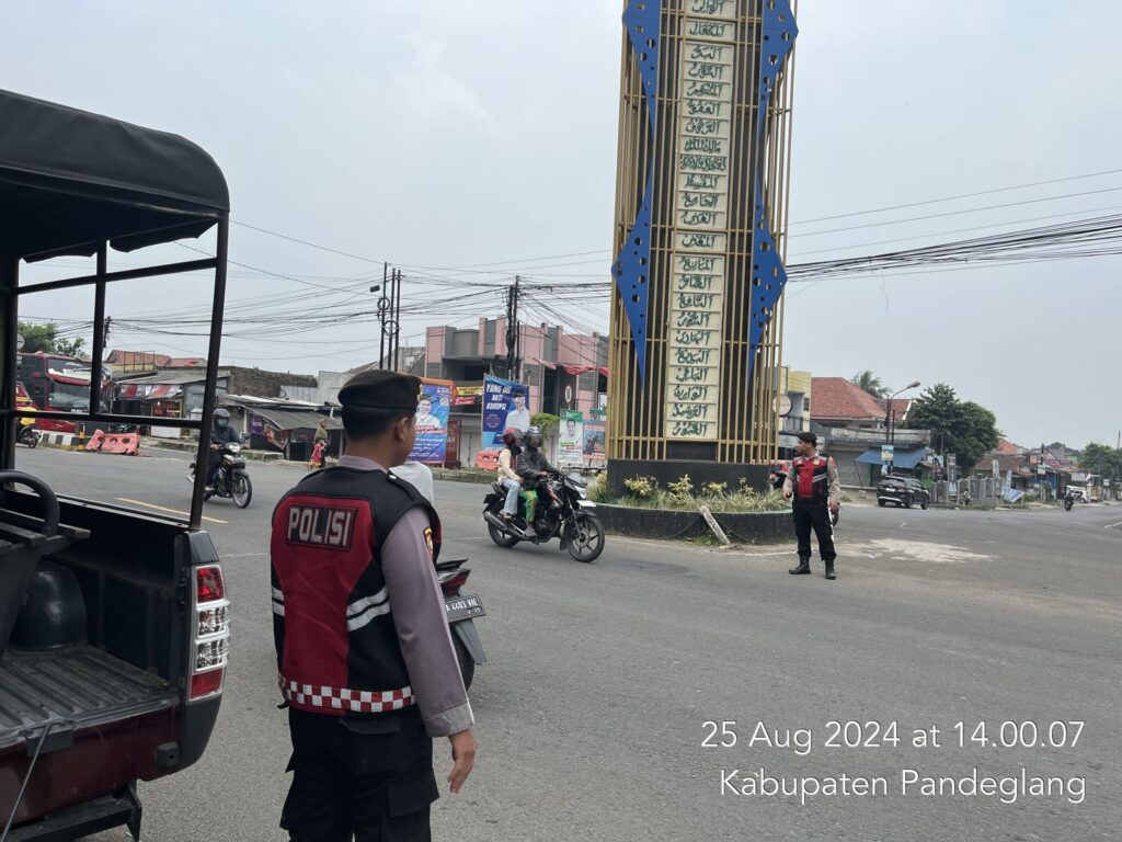 Sat Samapta Polres Pandeglang Gelar Strong Point Sore Hari di Pertigaan Cigadung untuk Lancarkan Lalu Lintas Akhir Pekan 2 WhatsApp Image 2024 08 25 at 17.14.26