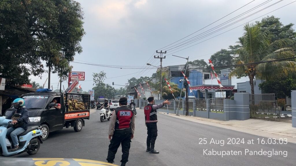 Sat Samapta Polres Pandeglang Gelar Strong Point Sore di Persimpangan Cipacung untuk Kelancaran Lalu Lintas 6 WhatsApp Image 2024 08 25 at 17.14.30