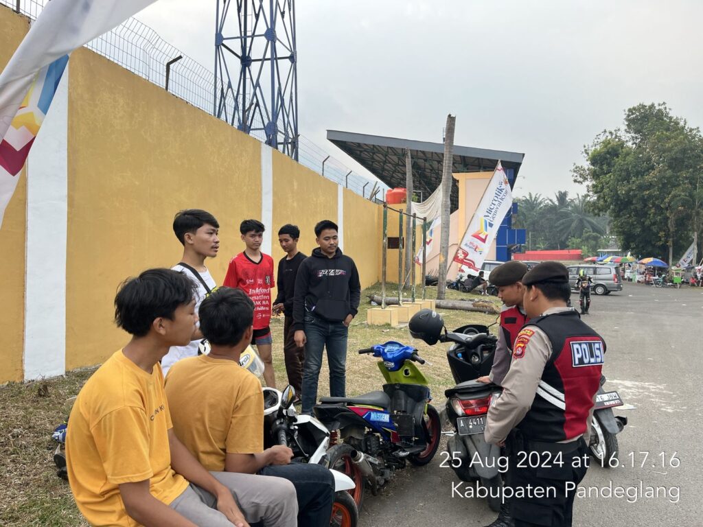 Sat Samapta Polres Pandeglang Himbau Remaja di Stadion Badak untuk Hindari Parkir Sembarangan 8 WhatsApp Image 2024 08 25 at 17.14.44