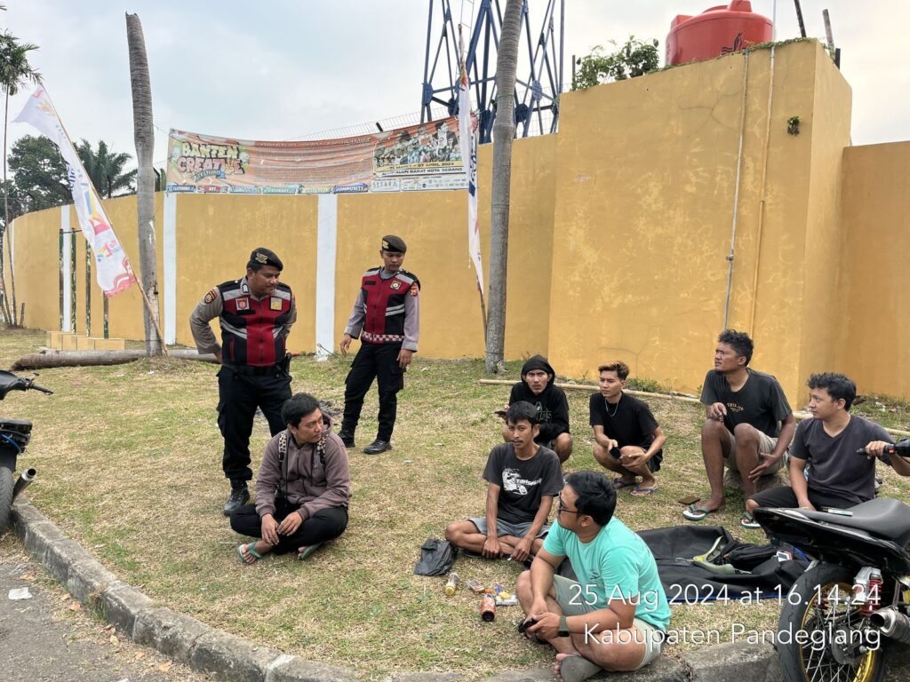 Sat Samapta Polres Pandeglang Edukasi Remaja di Stadion Badak tentang Bahaya Minuman Keras dan Narkotika 7 WhatsApp Image 2024 08 25 at 17.14.45