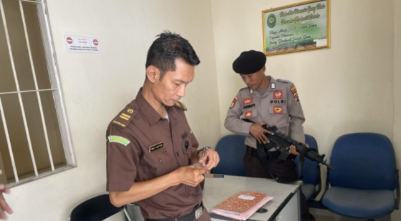 Pengawalan Tahanan oleh Sat Samapta Polres Pandeglang: Jamin Keamanan Usai Sidang di Pengadilan Negeri Pandeglang 10 WhatsApp Image 2024 08 27 at 11.02.14