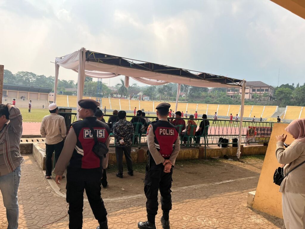 Sat Samapta Polres Pandeglang Berikan Pengamanan Ketat pada Pertandingan Sepak Bola di Stadion Badak Pandeglang 5 WhatsApp Image 2024 08 27 at 16.04.32 1