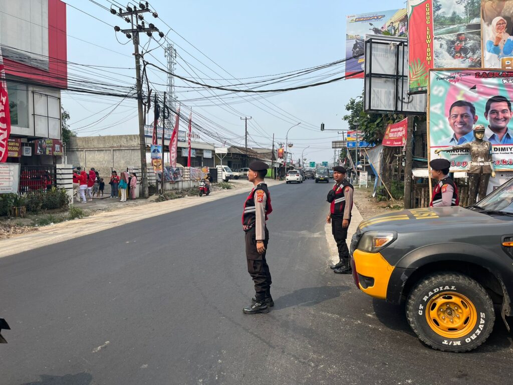Sat Samapta Polres Pandeglang Lakukan Pengaturan Lalu Lintas di Jalan Pandeglang-Labuan untuk Atasi Kemacetan 6 WhatsApp Image 2024 08 27 at 16.04.32