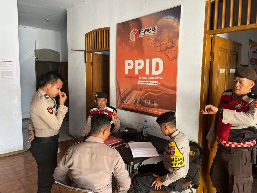 Kasat Samapta Polres Pandeglang IPTU Akbar Kontrol Personil Pengamanan di Kantor Bawaslu Pandeglang 4 WhatsApp Image 2024 08 27 at 16.04.34