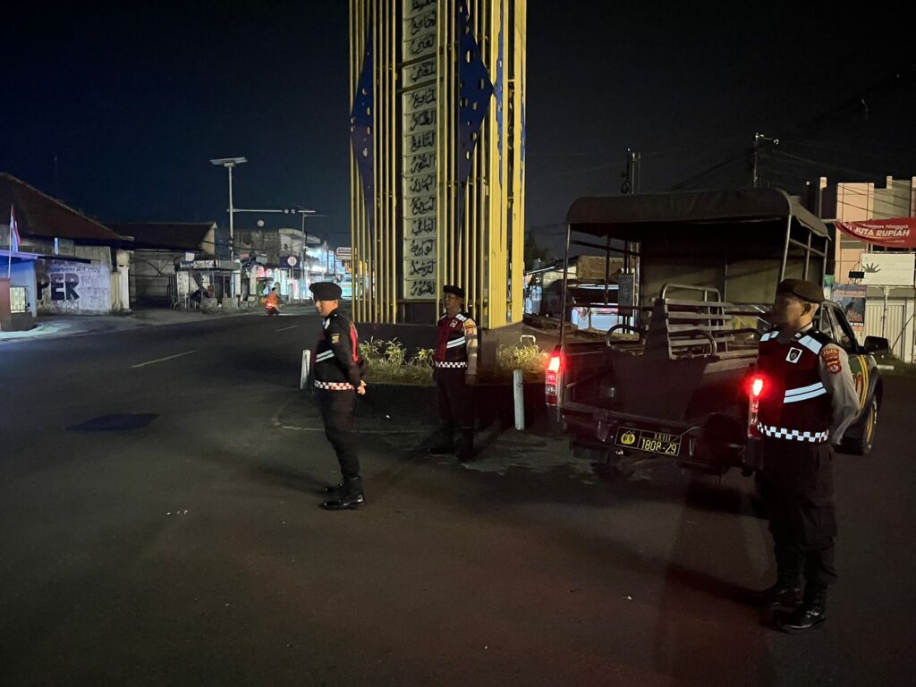 Sat Samapta Polres Pandeglang Gelar Patroli Dialogis di Cidagung untuk Jalin Komunikasi dengan Warga 3 WhatsApp Image 2024 08 28 at 05.51.23