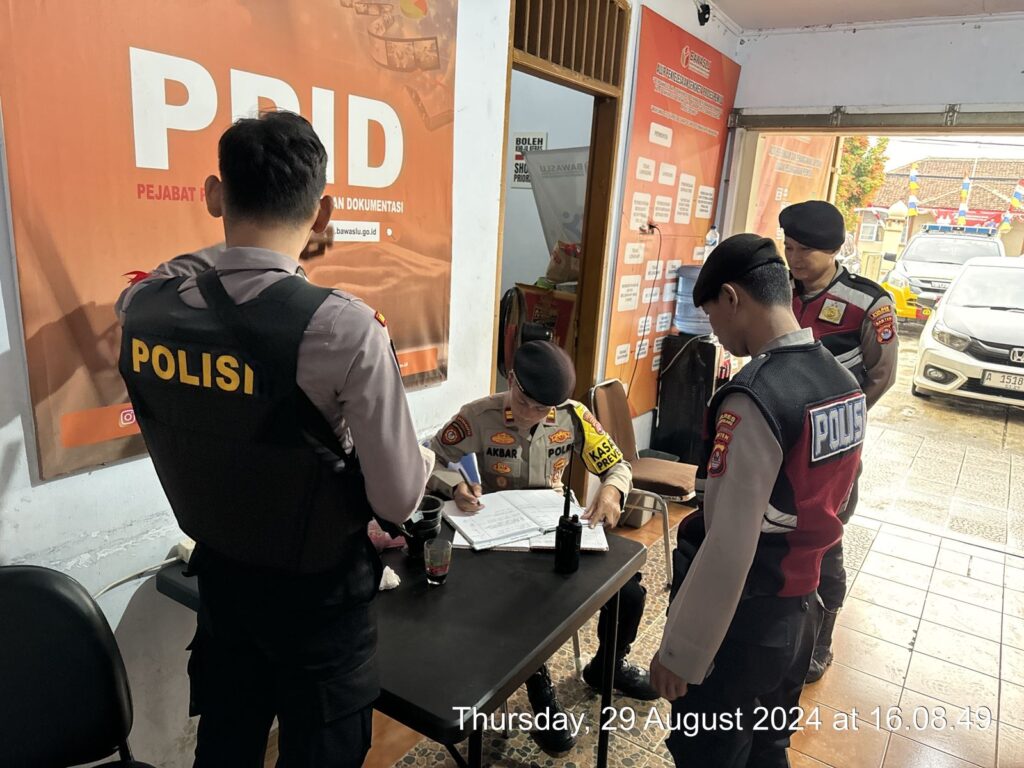 Kasat Samapta Polres Pandeglang IPTU Akbar Gelar Kontrol Personil Pengamanan di Kantor Bawaslu Kabupaten Pandeglang 5 WhatsApp Image 2024 08 29 at 17.02.41 1