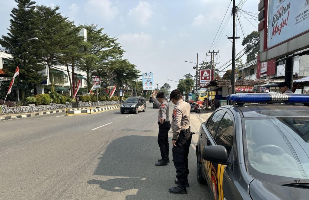 Sat Samapta Polres Pandeglang Gelar Patroli Dialogis pada Jam Pulang Sekolah di Pertigaan Cigadung 8 WhatsApp Image 2024 08 29 at 17.02.41
