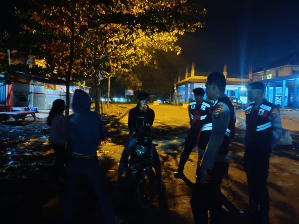 Sat Samapta Polres Pandeglang Gelar Patroli Malam Dialogis, Sambangi Remaja di Lokasi Nongkrong 3 WhatsApp Image 2024 08 30 at 05.14.25 1