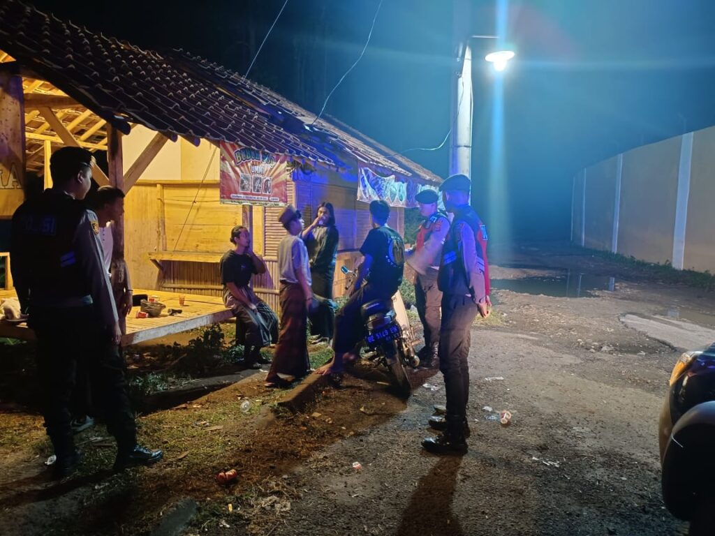 Sat Samapta Polres Pandeglang Gelar Kegiatan Dialogis di Stadion Badak, Sambangi Poskamling untuk Tingkatkan Keamanan 4 WhatsApp Image 2024 08 30 at 05.14.25