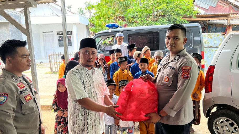 Polres Pandeglang Gelar Kegiatan Jumat Berkah dengan Pembagian Nasi ke Pondok Pesantren 2 bn