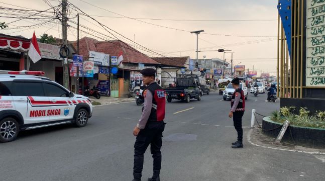Sat Samapta Polres Pandeglang Gelar Pengaturan Lalu Lintas di Pertigaan Cigadung 8 sp1