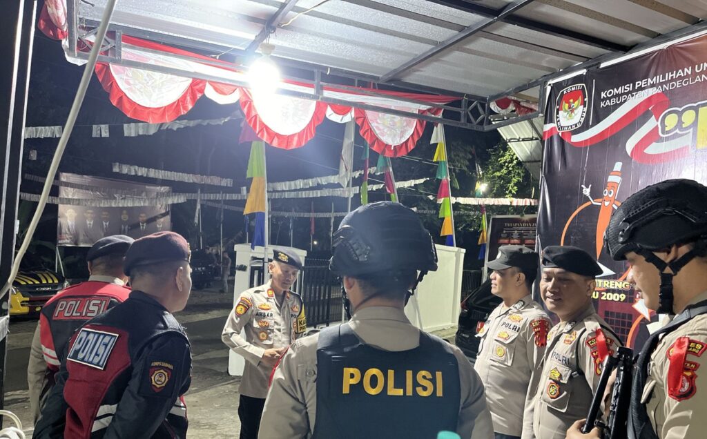Kasat Samapta Polres Pandeglang IPTU Akbar Instruksikan Petugas Pengamanan KPU Selalu Waspada dan Laporkan Situasi Terkini 9 WhatsApp Image 2024 09 01 at 05.15.56