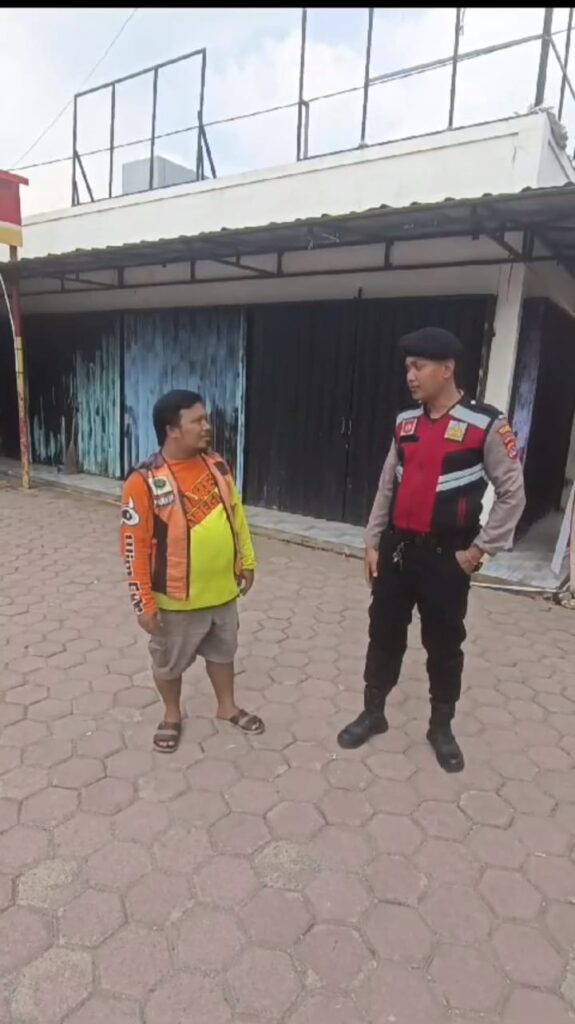 Sat Samapta Polres Pandeglang Gelar Kegiatan Dialogis dengan Juru Parkir di Perempatan Kadubanen 8 WhatsApp Image 2024 09 01 at 16.15.33