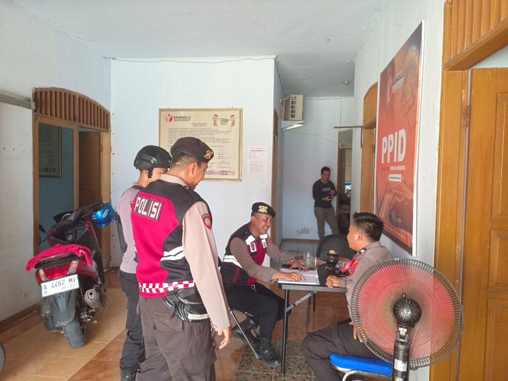 Sat Samapta Polres Pandeglang Ramaikan Pengamanan Kantor Bawaslu dalam Operasi Mantap Praja 2024 6 WhatsApp Image 2024 09 01 at 16.15.34