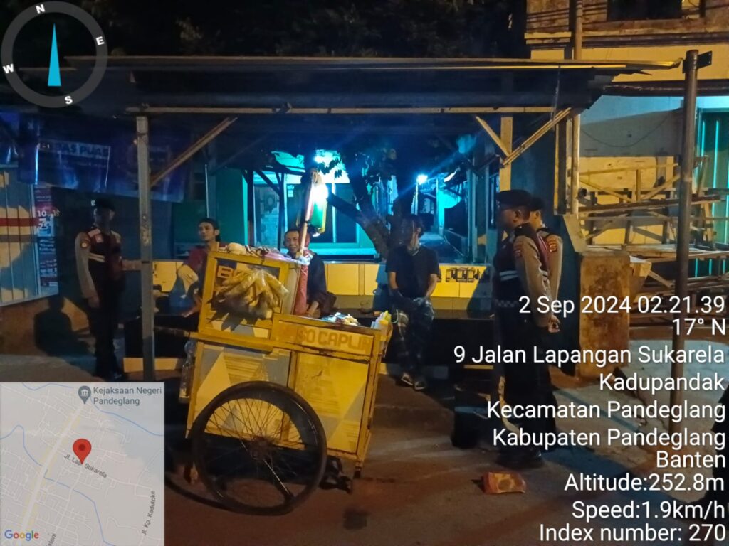 Sat Samapta Polres Pandeglang Sambangi Pedagang Bakso Keliling, Patroli Malam Disertai Himbauan Kamtibmas 1 WhatsApp Image 2024 09 02 at 03.50.01 1