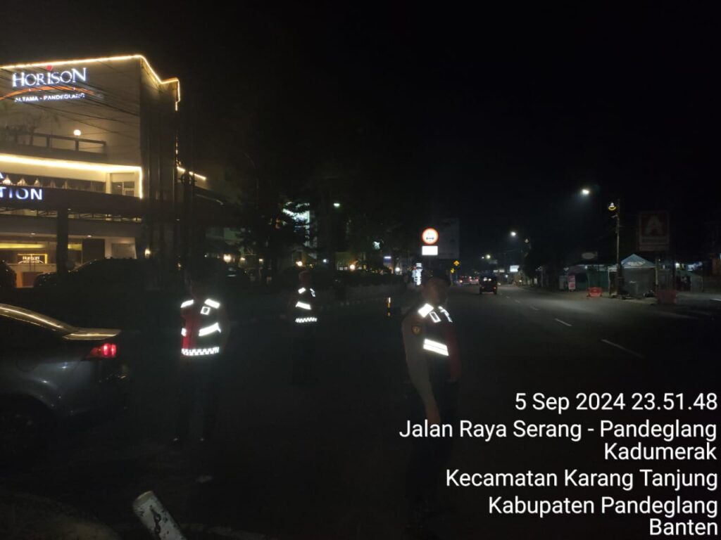 Sat Samapta Polres Pandeglang Gelar Patroli Malam di Cigadung, Tingkatkan Keamanan 8 WhatsApp Image 2024 09 06 at 05.13.57