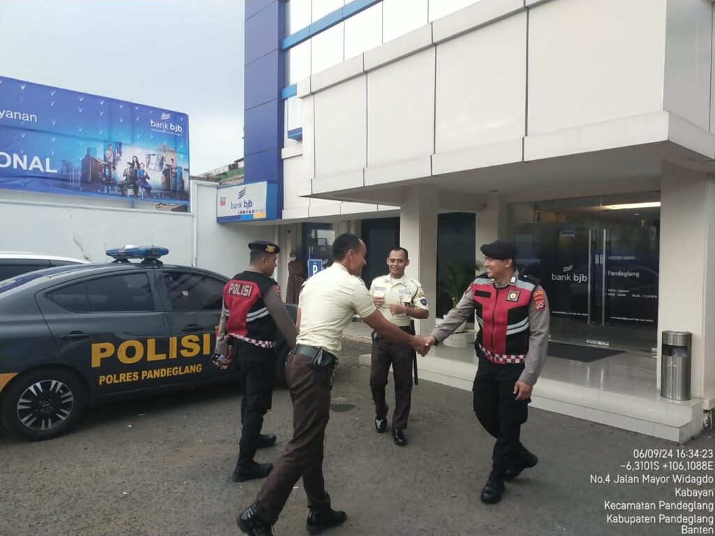 Sat Samapta Polres Pandeglang Berikan Himbauan Kamtibmas dalam Patroli Dialogis di Obyek Vital Perbankan 4 WhatsApp Image 2024 09 06 at 18.01.00