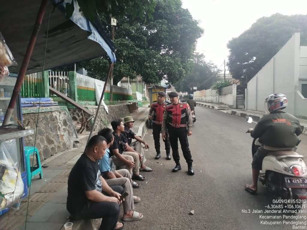 Sat Samapta Polres Pandeglang Sambangi Warung Kopi Pasar Badak, Ajak Ngobrol Kamtibmas dan Dengarkan Aspirasi Warga 2 WhatsApp Image 2024 09 06 at 18.01.04