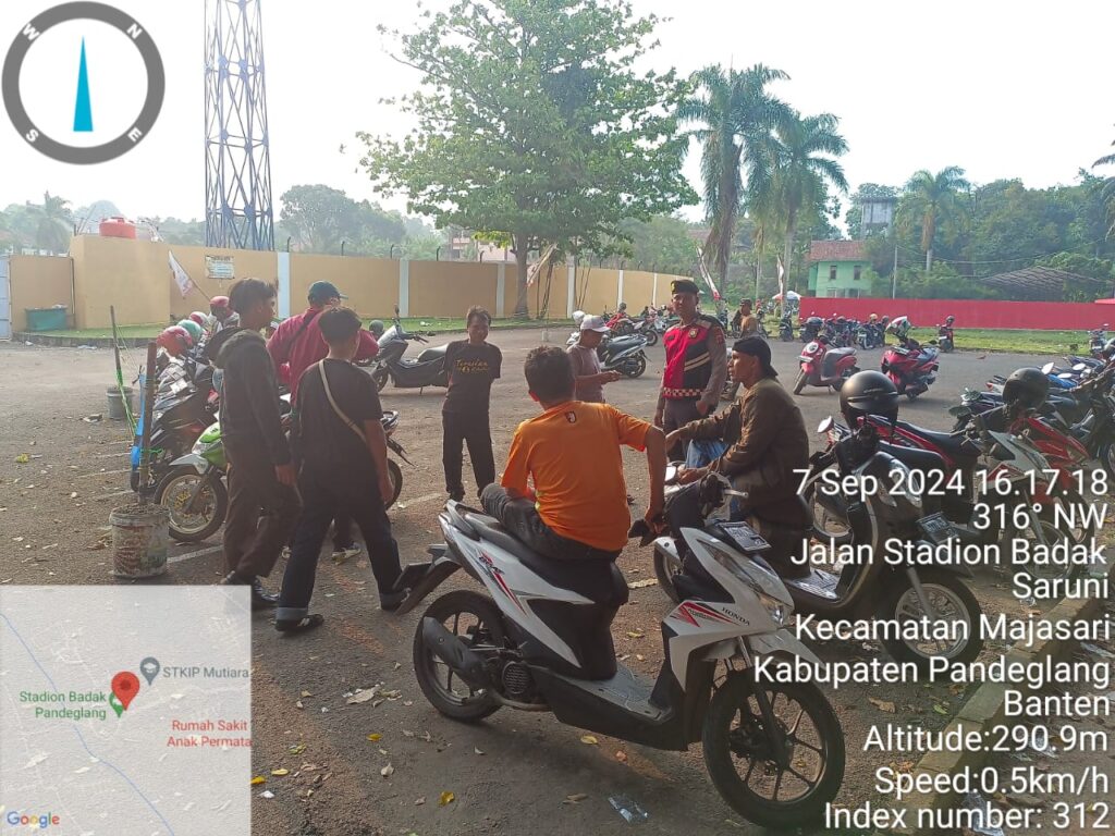 Sat Samapta Polres Pandeglang Sambangi Pengunjung Stadion Badak, Himbau Selalu Mengunci Kendaraan Saat Parkir 10 WhatsApp Image 2024 09 07 at 16.47.57 1