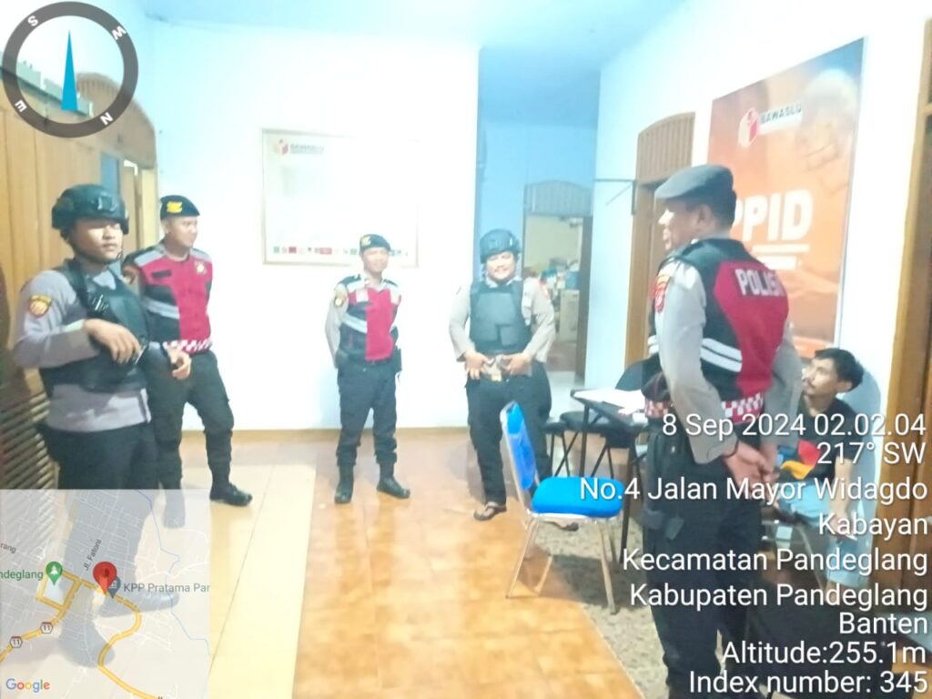Personil Sat Samapta Polres Pandeglang Berikan Himbauan Kamtibmas kepada Pengamanan Kantor Bawaslu Pandeglang 3 WhatsApp Image 2024 09 08 at 06.11.40