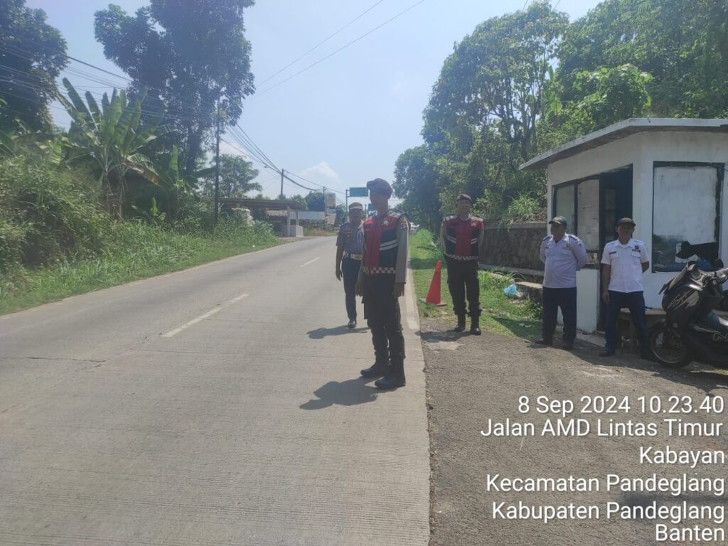 Sat Samapta Polres Pandeglang Gelar Pengaturan Lalu Lintas Arus Balik Akhir Pekan di Pertigaan Cipacung 6 WhatsApp Image 2024 09 08 at 16.53.22 1