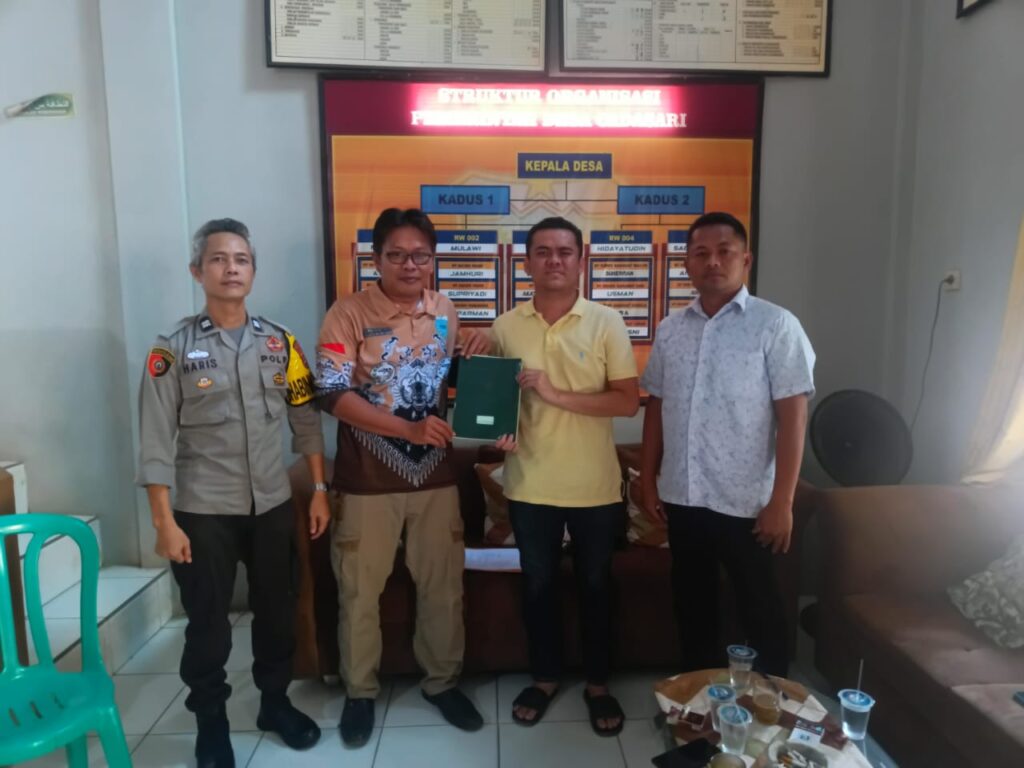 Bhabinkamtibmas Polsek Cadasari Aiptu Ibnu Haris Hadiri Penyerahan Sertifikat Tanah Pasar Cadasari 2 WhatsApp Image 2024 09 09 at 12.30.37