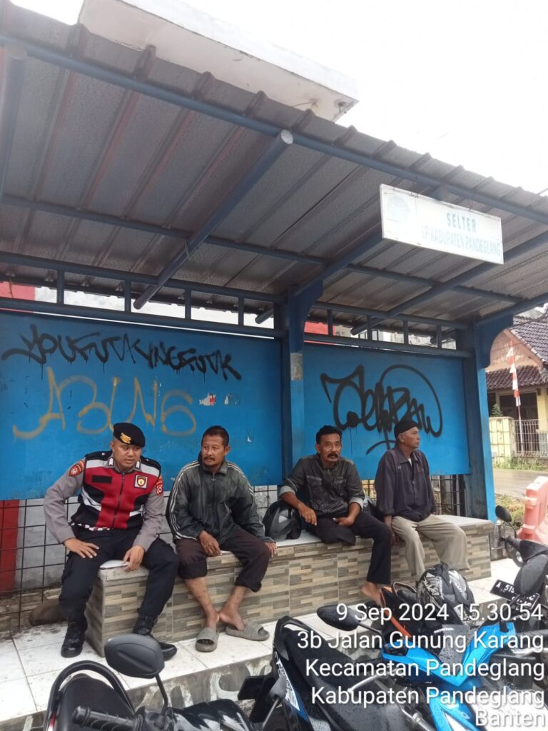 Sat Samapta Polres Pandeglang Sambangi Tukang Ojek di Cihaseum, Berikan Edukasi Kamtibmas 10 WhatsApp Image 2024 09 09 at 17.47.47