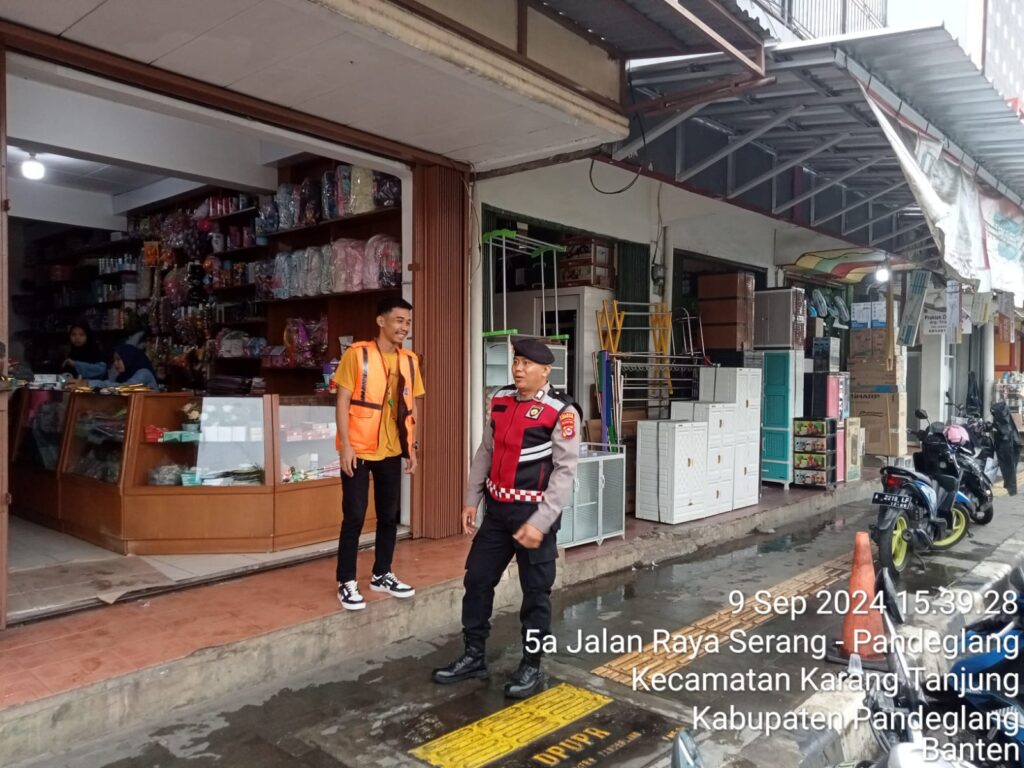 Personil Sat Samapta Polres Pandeglang Patroli Dialogis di Pasar Badak, Berikan Himbauan Kamtibmas kepada Juru Parkir 9 WhatsApp Image 2024 09 09 at 17.47.48