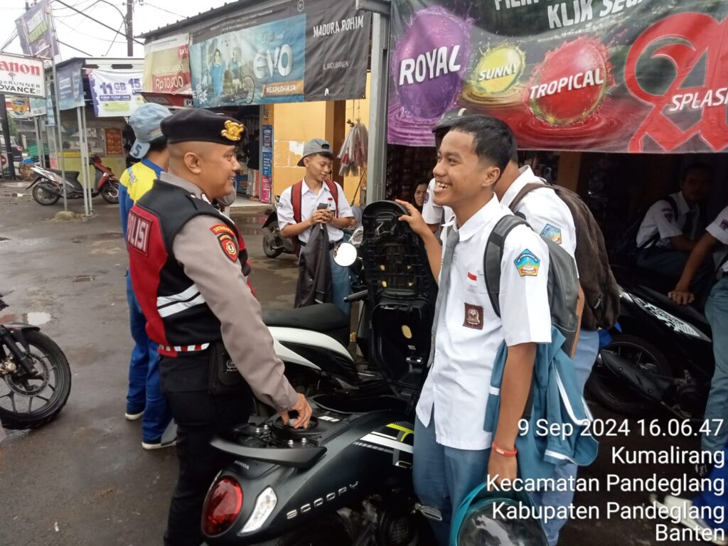 Sat Samapta Polres Pandeglang Sambangi Pelajar Pulang Sekolah, Berikan Himbauan Menjauhi Tawuran dan Miras 8 WhatsApp Image 2024 09 09 at 17.47.50
