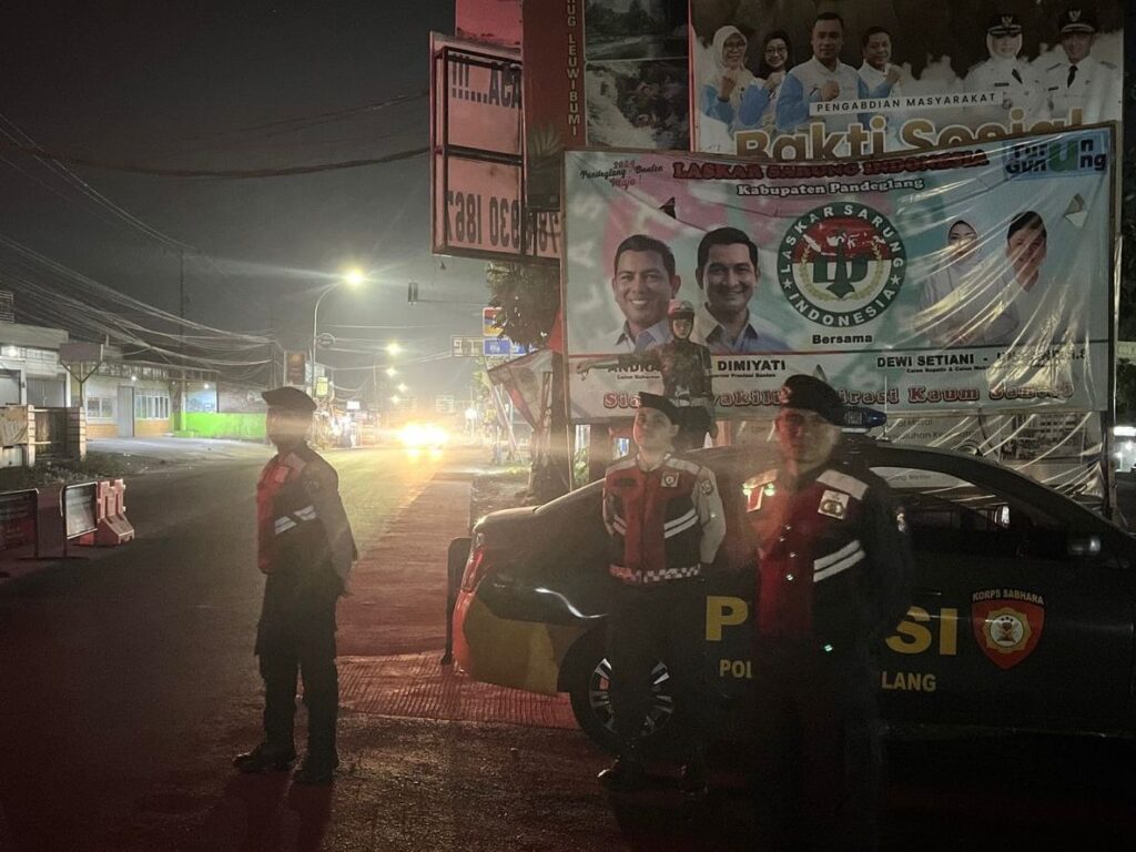 Sat Samapta Polres Pandeglang Gelar Strong Point Malam di Persimpangan Cipacung, Jaga Keamanan Lalu Lintas 5 WhatsApp Image 2024 09 10 at 07.04.00