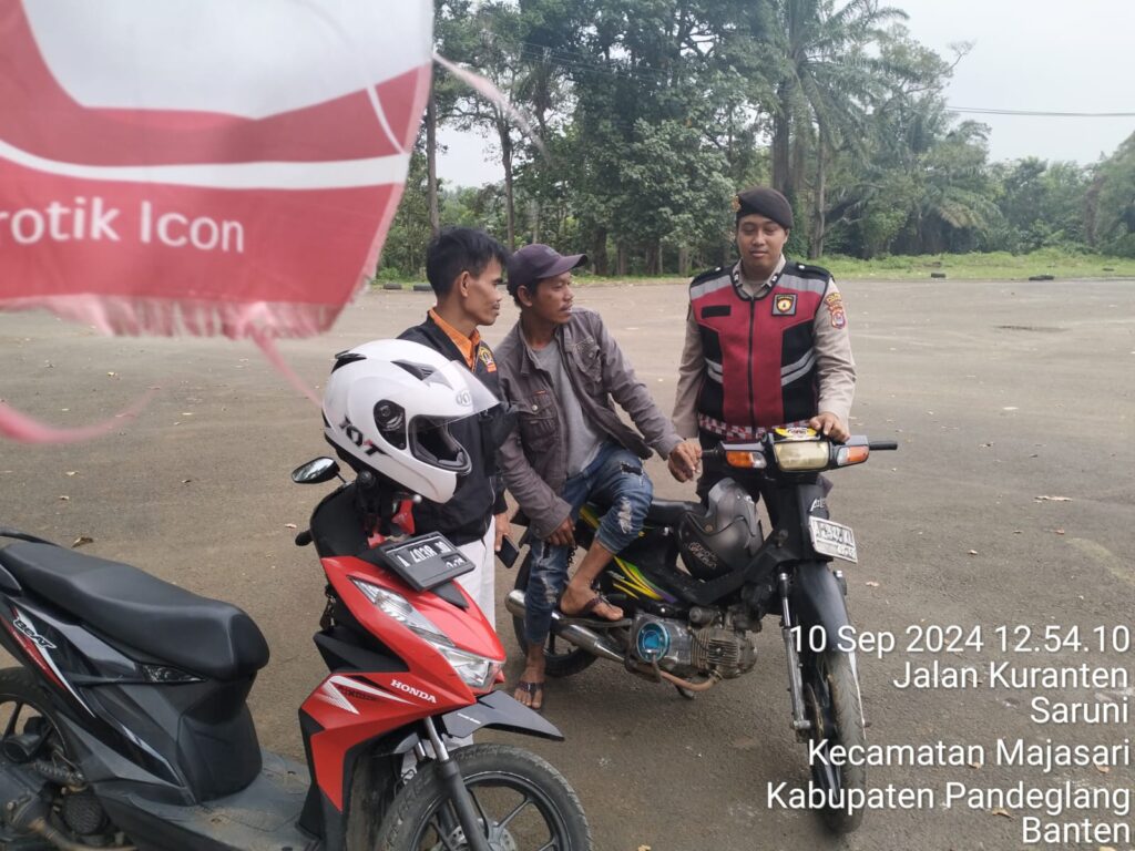 Sat Samapta Polres Pandeglang Sambangi Warga di Stadion Badak, Himbau Menjauhi Judi dan Miras 7 WhatsApp Image 2024 09 10 at 16.43.24