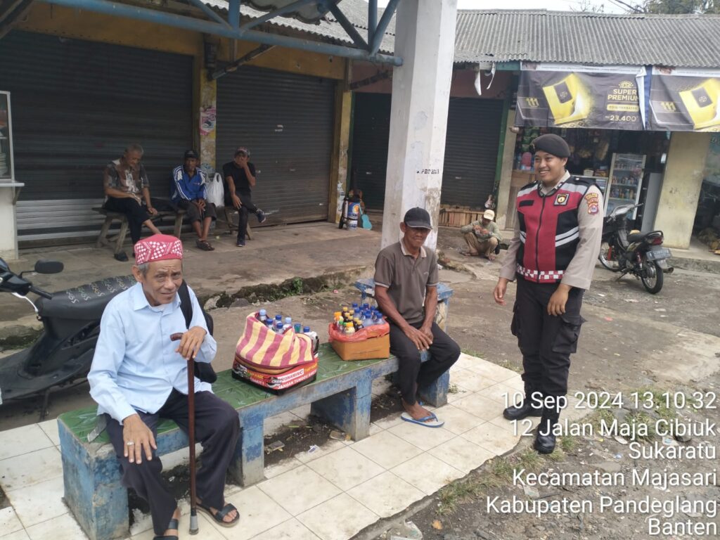 Sat Samapta Polres Pandeglang Sambangi Pedagang Asongan di Persimpangan Mengger, Berikan Himbauan Kamtibmas 8 WhatsApp Image 2024 09 10 at 16.43.25