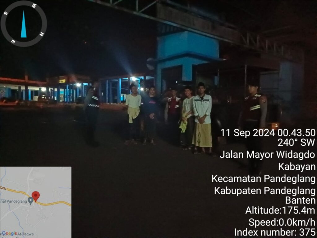 Sat Samapta Polres Pandeglang Gelar Patroli Malam di Terminal Kadubanen, Sambangi Pemuda dan Berikan Himbauan Kamtibmas 3 WhatsApp Image 2024 09 11 at 05.50.01