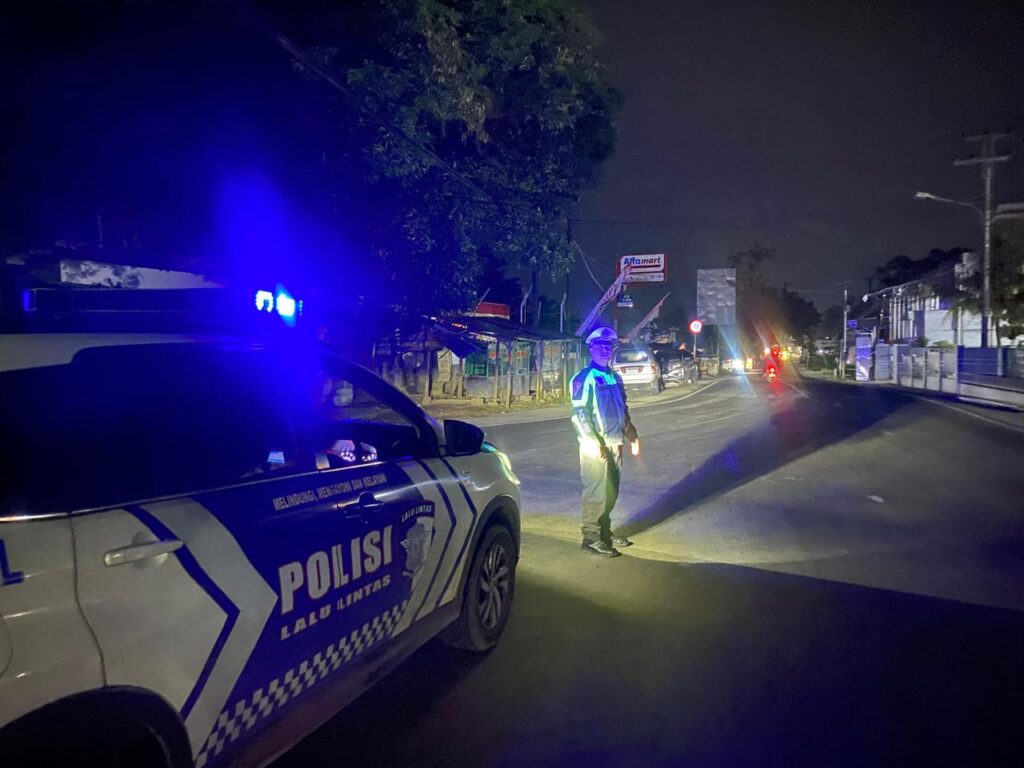 Satlantas Polres Pandeglang Gelar Blue Light Patrol di Perempatan Kadubanen untuk Cegah Kejahatan Jalanan 5 WhatsApp Image 2025 02 11 at 06.55.48
