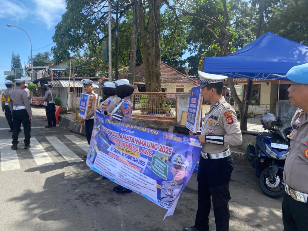 Satlantas Polres Pandeglang Sosialisasikan Operasi Keselamatan kepada Tukang Ojek Pengkolan 8 WhatsApp Image 2025 02 15 at 07.22.31 1