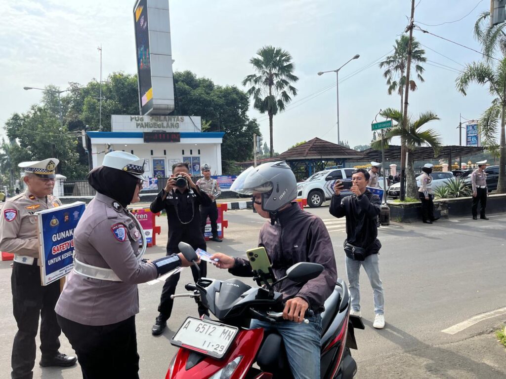 Satlantas Polres Pandeglang Bagikan Brosur dan Stiker Keselamatan kepada Pengendara 9 WhatsApp Image 2025 02 17 at 09.39.51