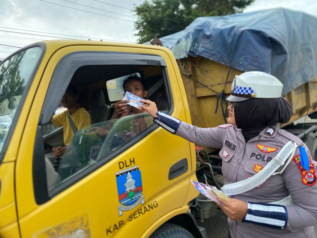 Satlantas Polres Pandeglang Bagikan Brosur Keselamatan Berkendara di Terminal Kadubanen 6 WhatsApp Image 2025 02 18 at 10.21.56 1