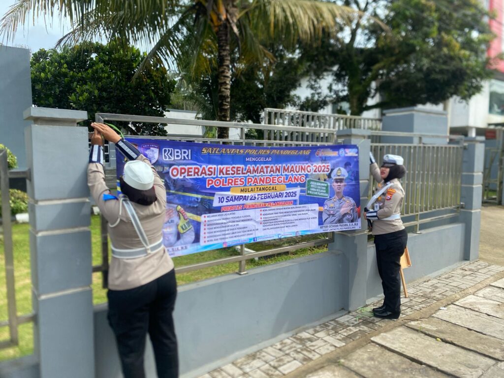 Unit Kamsel Satlantas Polres Pandeglang Ajak Pengendara Tertib Lalu Lintas di Persimpangan Cipacung 2 WhatsApp Image 2025 02 20 at 11.33.07