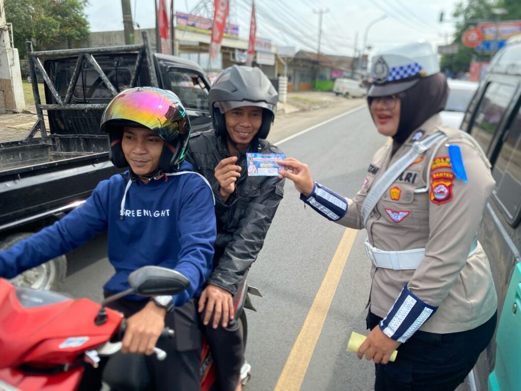 Unit Kamsel Satlantas Polres Pandeglang Ajak Pengendara Tertib Lalu Lintas di Persimpangan Cipacung 1 WhatsApp Image 2025 02 20 at 11.33.09