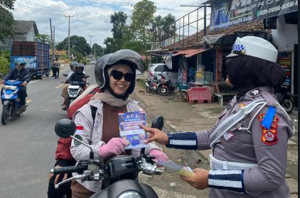 Satlantas Polres Pandeglang Bagikan Stiker Keselamatan kepada Pengguna Jalan di Jalur Lintas AMD Timur 3 hrg
