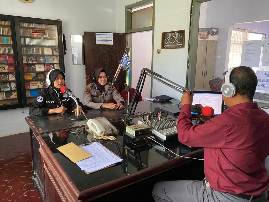 Polres Pandeglang Gelar Talkshow di Radio Angkasa Sosialisasikan Layanan Hotline 110 10 WhatsApp Image 2025 03 19 at 10.38.34