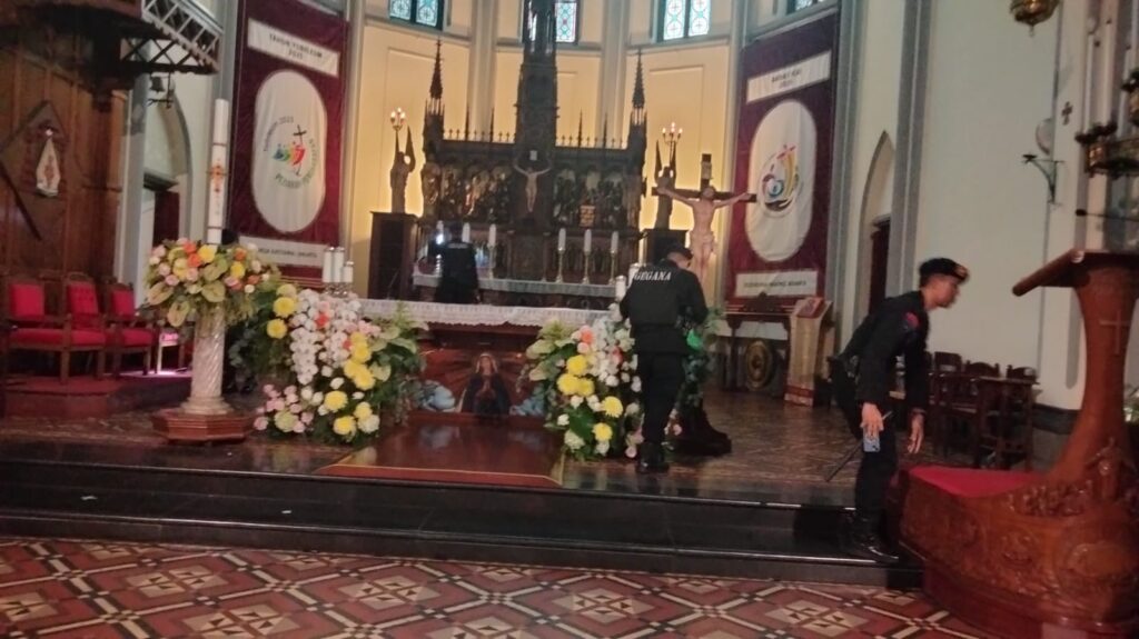 Polisi Amankan Ibadah Paskah di Gereja Katedral Jakarta 3 WhatsApp Image 2025 04 20 at 11.36.26