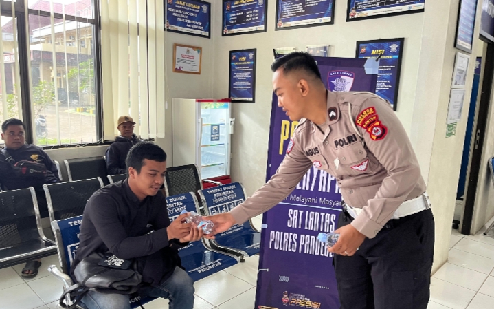 Satlantas Polres Pandeglang Gelar Kegiatan “Polantas Menyapa” Kepada Pemohon SIM 10 IMG 20251020 095154