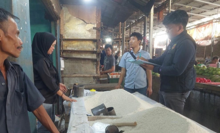 Satreskrim Polres Pandeglang Gelar Monitoring Harga Sembako di Pasar Badak Pandeglang 1 IMG 20251026 095831