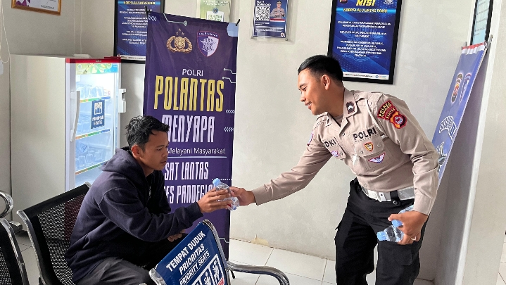 Satlantas Polres Pandeglang Gelar Kegiatan “POLANTAS MENYAPA” Berikan Pelayanan Prima Kepada Pemohon SIM 4 IMG 20251027 091435